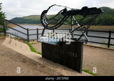 Das Denkmal für die Dam Busters-Staffel aus dem Weltkrieg von 2., die die Derbyshire-Stauseen zur Vervollkommnen ihrer Bombentechniken nutzte. Stockfoto