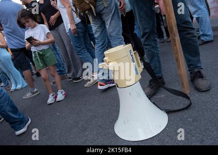 Athen, Griechenland. 15. September 2022. Demonstranten halten Transparente und rufen Slogans gegen die Regierung. Tausende Mitglieder und Unterstützer der PAME (All-Workers Militant Front), der mit der griechischen kommunistischen Partei verbundenen Gewerkschaft, gingen auf die Straße, um gegen die steigenden Lebenshaltungskosten und die niedrigen Löhne zu protestieren. (Bild: © Nikolas Georgiou/ZUMA Press Wire) Stockfoto