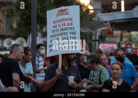 Athen, Griechenland. 15. September 2022. Demonstranten halten Transparente und rufen Slogans gegen die Regierung. Tausende Mitglieder und Unterstützer der PAME (All-Workers Militant Front), der mit der griechischen kommunistischen Partei verbundenen Gewerkschaft, gingen auf die Straße, um gegen die steigenden Lebenshaltungskosten und die niedrigen Löhne zu protestieren. (Bild: © Nikolas Georgiou/ZUMA Press Wire) Stockfoto