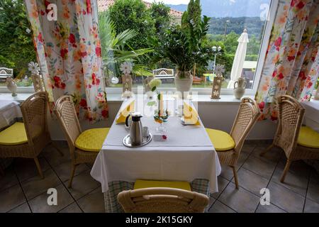 Tisch für zwei Personen zum Frühstück im Hotel neben Fenster und Garten Stockfoto