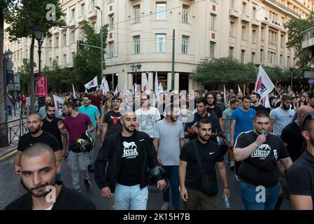 Athen, Griechenland. 15. September 2022. Demonstranten halten Transparente und rufen Slogans gegen die Regierung. Tausende Mitglieder und Unterstützer der PAME (All-Workers Militant Front), der mit der griechischen kommunistischen Partei verbundenen Gewerkschaft, gingen auf die Straße, um gegen die steigenden Lebenshaltungskosten und die niedrigen Löhne zu protestieren. (Bild: © Nikolas Georgiou/ZUMA Press Wire) Stockfoto