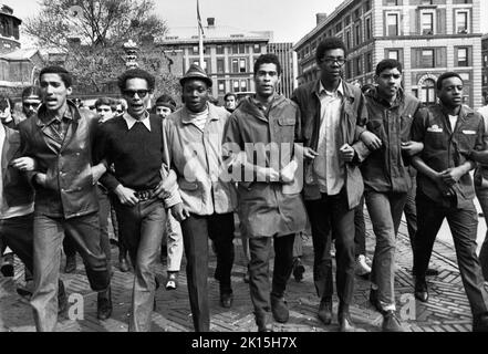 Mitglieder der Student Afro-American Society (SAS) demonstrieren am 23. April 1968 auf dem Campus der Columbia University. Studenten forderten die Universität auf, ihre Verbindungen zur Forschung für den Krieg in Vietnam zu verringern und den Bau eines Fitnessstudios im Morningside Park zu beenden. Mehrere hundert Studenten versammelten sich an der Sonnenuhr auf dem Campus in Columbia unter der Leitung der Afroamerikanischen Studentengesellschaft (SAS) und der Studenten für eine demokratische Gesellschaft (SDS). Nachdem die Verhandlungen gescheitert waren, schickte die Regierung die Polizei ein, verletzte viele und verhaftete über 700 Personen, was einen campusweiten Streik auslöste, der die Universität zum Stillstand brachte. Stockfoto