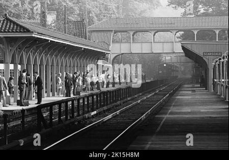 Penn Central Pendler warten in Scarsdale, New York, um 1975. Stockfoto