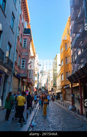 Galata Tower und Touristen. Reise nach Istanbul vertikale Geschichte Hintergrundfoto. Touristen im Viertel Beyoglu. Istanbul Türkei - 8.20.2022 Stockfoto