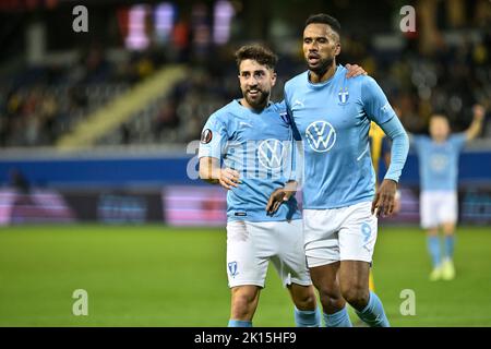 Brüssel, Belgien. 15. September 2022. Malmos Moustafa Zeidan und Malmos Isaac Kiese Thelin feiern am Donnerstag, dem 15. September 2022, am 2. Tag der Gruppenphase der UEFA Europa League, nach dem Tor während eines Fußballspiels zwischen der Belgischen Royale Union Saint-Gilloise und dem Schwedischen Malmo Fotbollforening in Leuven. BELGA FOTO JOHAN EYCKENS Kredit: Belga Nachrichtenagentur/Alamy Live News Stockfoto