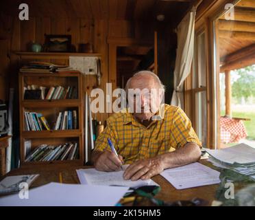 15. September 2022, Jackson, Wyoming, USA: Patagonia-Gründer Yvon Chouinard zu Hause in Wyoming. Patagonien hat sich umstrukturiert, die Eigentumsrechte an einem Treuhandrecht platziert und gelocht, geschätzte $100 Millionen pro Jahr für den Kampf gegen den Klimawandel auszugeben. Der Outdoor-Bekleidungshersteller Patagonia, der 1973 von Yvon Chouinard gegründet wurde und seit seiner Gründung von der Chouinard-Familie geführt wird, gab heute bekannt, dass das Unternehmen umstrukturiert wurde und die Kontrolle über das Geschäft auf zwei neue private Unternehmen übertragen wurde: Eine Treuhandgesellschaft, die alle Stimmrechte von Patagonia besitzt und eine gemeinnützige Organisation namens Holdfast Collective, die alle nicht stimmberechtigten sto besitzt Stockfoto