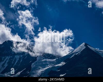 Großer Berg mit Gletscher auf dem Weg zur Kleinen Scheidegg. Stockfoto