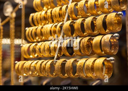 Goldene Armbänder im Schmuckgeschäft Schaufenster, Goldschmuck Armreifen für Frauen Schönheit Stockfoto