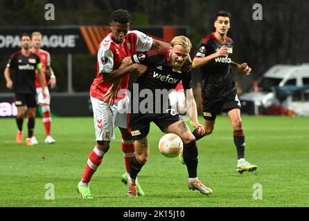 Braga, Portugal. 15. September 2022. Fußball: Europa League, SC Braga - 1. FC Union Berlin, Gruppenbühne, Gruppe D, Spieltag 2 im Estadio Municipal de Braga. Simon Banza (l) vom SC Braga gegen Tymoteusz Puchacz (M) von der Union Berlin und Diogo Leite von der Union Berlin. Quelle: Matthias Koch/dpa/Alamy Live News Stockfoto