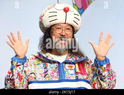 Tokio, Japan. 15. September 2022. Der japanische zeitgenössische Künstler Takashi Murakami posiert mit seiner neuesten 10m-cm-Ballonfigur Doraemon bei einer Pressevorschau der 'Roppongi Art Night 2022' in der Roppongi Hills Arena in Tokio am Donnerstag, den 15. September 2022. Vom 17. Bis 19. September werden in der Stadt Roppongi rund 100 Programme für zeitgenössische Kunst ausgestellt, darunter 3 große Museen von 70 Künstlern. Quelle: Yoshio Tsunoda/AFLO/Alamy Live News Stockfoto