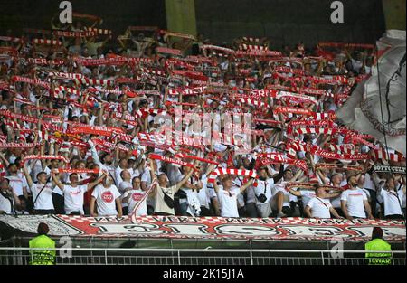 Braga, Portugal. 15. September 2022. Fußball: Europa League, SC Braga - 1. FC Union Berlin, Gruppenbühne, Gruppe D, Matchday 2 im Estadio Municipal de Braga. Union Berlin-Fans halten ihre Tücher hoch. Quelle: Matthias Koch/dpa/Alamy Live News Stockfoto