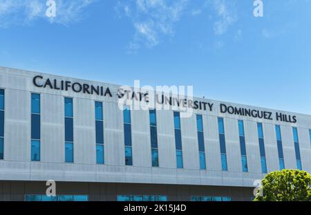 CARSON, KALIFORNIEN - 20. MÄRZ 2021: Schild der California State University Dominguez Hill auf dem Gebäude. Stockfoto