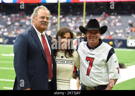 Die Eigentümer von Houston Texans, Cal McNair, Hannah McNair und der Multi-Platin-Plattenkünstler Clay Walker posieren für ein Foto vor dem NFL-Fußballspiel dazwischen Stockfoto