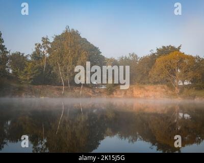 Spiegelung der Natur an der Oberfläche des Sees. Stockfoto