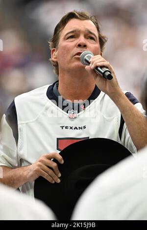 Der Multi-Platin-Plattenkünstler Clay Walker singt die Nation Anthem vor dem NFL-Fußballspiel zwischen den Indianapolis Colts und der Houston Texa Stockfoto