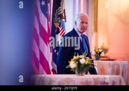 US-Präsident Joe Biden bereitet sich darauf vor, beim United We Stand Summit am 15. September 2022 im Ostsaal des Weißen Hauses in Washington, DC, USA, zu sprechen. Stockfoto