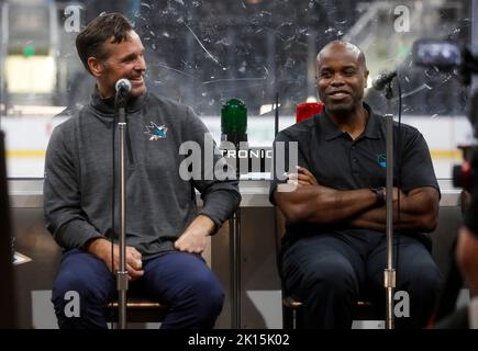 San Jose, Usa. 14. September 2022. San Jose Sharks-Cheftrainer David Quinn, links, und San Jose Sharks-Cheftrainer David Quinn lachen während einer Veranstaltung für die Inhaber der Saisonkarten der San Jose Sharks in der Tech CU Arena in San Jose, Kalifornien, am Mittwoch, den 14. September 2022. (Foto: Nhat V. Meyer/Bay Area News Group/TNS/Sipa USA) Quelle: SIPA USA/Alamy Live News Stockfoto