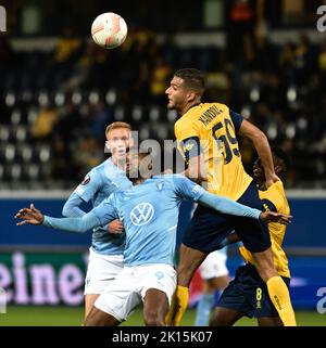 Brüssel, Belgien. 15. September 2022. Isaac Kiese Thelin von Malmo und Ismael Kandouss von Union kämpfen während eines Fußballspiels zwischen der Belgischen Royale Union Saint-Gilloise und dem Schwedischen Malmo Fotbollforening am Donnerstag, dem 15. September 2022 in Leuven, am 2. Tag der Gruppenphase der UEFA Europa League. BELGA FOTO JOHAN EYCKENS Kredit: Belga Nachrichtenagentur/Alamy Live News Stockfoto