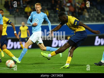 Brüssel, Belgien. 15. September 2022. Victor Boniface der Union schießt bei einem Fußballspiel zwischen der belgischen Royale Union Saint-Gilloise und dem Schwedischen Malmo Fotbollforening am Donnerstag, dem 15. September 2022 in Leuven, am 2. Tag der Gruppenphase der UEFA Europa League ein Tor. BELGA FOTO DAVID PINTENS Kredit: Belga Nachrichtenagentur/Alamy Live News Stockfoto