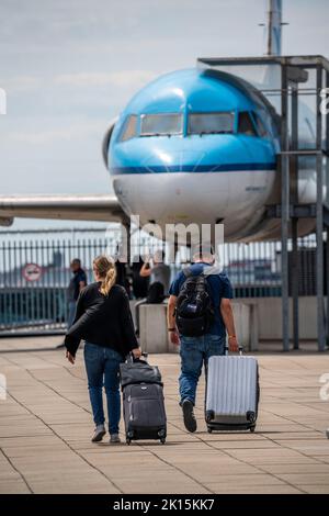 Amsterdam Schiphol Airport, Besucherterrasse, altes Fokker KLM-Flugzeug, Reisende, Terminal, Gates D, Check-in, Schürze, Amsterdam, Niederlande Stockfoto