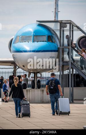 Amsterdam Schiphol Airport, Besucherterrasse, altes Fokker KLM-Flugzeug, Reisende, Terminal, Gates D, Check-in, Schürze, Amsterdam, Niederlande Stockfoto