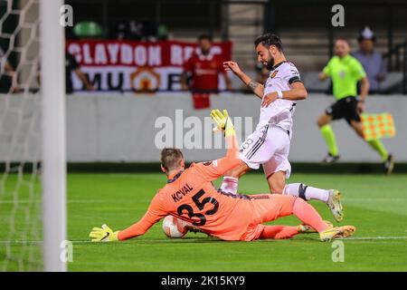 Tiraspol, Republik Moldau. 15. September 2022. Bruno Fernandes und Maxym Kova während des UEFA Europa League-Spiels Sheriff Tiraspol gegen Manchester United im Sheriff Sports Complex, Tiraspol, Republik Moldau, 15.. September 2022 (Foto von Stefan Constantin/Nachrichtenbilder) in Tiraspol, Republik Moldau am 9/15/2022. (Foto von Stefan Constantin/News Images/Sipa USA) Quelle: SIPA USA/Alamy Live News Stockfoto