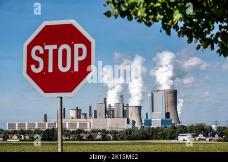 Braunkohlekraftwerk, RWE Power AG Niederaussem, 2 Einheiten wurden 2020/21 stillgelegt und im Juni 22 wieder aufgenommen, um das gasgefeuerte Pulver zu ersetzen Stockfoto