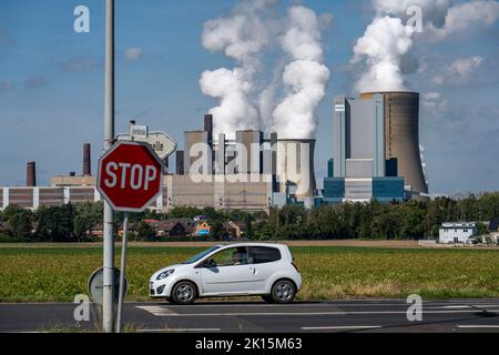 Braunkohlekraftwerk, RWE Power AG Niederaussem, 2 Einheiten wurden 2020/21 stillgelegt und im Juni 22 wieder aufgenommen, um das gasgefeuerte Pulver zu ersetzen Stockfoto