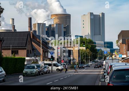 Braunkohlekraftwerk, RWE Power AG Niederaussem, 2 Einheiten wurden 2020/21 stillgelegt und im Juni 22 wieder aufgenommen, um das gasgefeuerte Pulver zu ersetzen Stockfoto