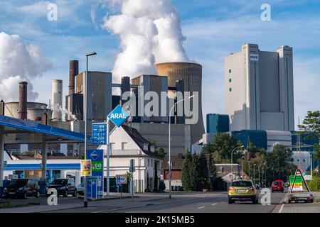 Braunkohlekraftwerk, RWE Power AG Niederaussem, 2 Einheiten wurden 2020/21 stillgelegt und im Juni 22 wieder aufgenommen, um das gasgefeuerte Pulver zu ersetzen Stockfoto