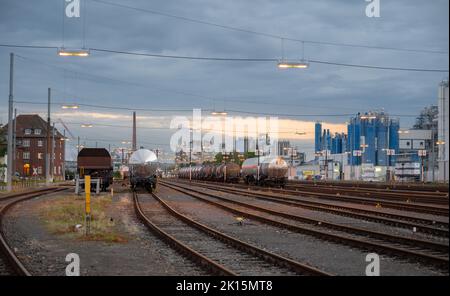 Köln September 2022: Der Godorfer Hafen ist der umsatzstärkste Hafen von Köln. Sie befindet sich in Köln-Godorf am Niederrhein bei km 671,9 am Stockfoto