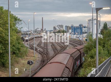 Köln September 2022: Der Godorfer Hafen ist der umsatzstärkste Hafen von Köln. Sie befindet sich in Köln-Godorf am Niederrhein bei km 671,9 am Stockfoto