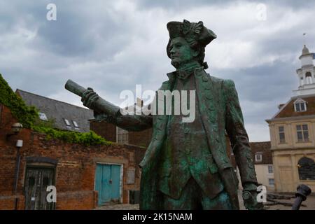 Bronze Statue der britischen Royal Navy Offizier und Entdecker George Vancouver mit Customs House hinter, Purfleet Quay, King's Lynn, Norfolk. Stockfoto