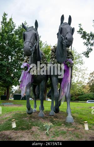 Windsor, Großbritannien. 15.. September 2022. Die Windsor Grays Statuen in Windsor by the Long Walk haben Eichengirlanden um ihren Hals als Hommage an die verstorbene Königin Elizabeth II., die die Statuen 2014 enthüllt hat. Quelle: Maureen McLean/Alamy Live News Stockfoto