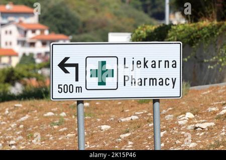 Ein Schild, das Richtung zu einer Apotheke in Rebac coratia gibt Stockfoto