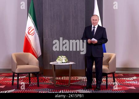 Samarkand, Usbekistan. 15. September 2022. Der russische Präsident Wladimir Putin wartet auf ein Treffen mit dem iranischen Präsidenten Ebrahim Raisi während des Gipfels der Shanghaier Kooperationsorganisation (SCO) in Samarkand, Usbekistan, am Donnerstag, dem 15. September 2022. Foto mit freundlicher Genehmigung des Büros des iranischen Vorsitzes/UPI Credit: UPI/Alamy Live News Stockfoto