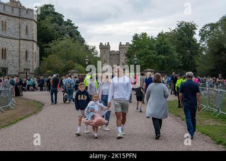 Windsor, Großbritannien. 15.. September 2022. Die kleine Isabella Stephenson im Alter von 4 Jahren trug ihr helles Prinzessinnen-Outfit, um Blumen in Erinnerung an Ihre Majestät, die Königin, auf dem langen Spaziergang in Windsor an diesem Abend zu hinterlassen. Quelle: Maureen McLean/Alamy Live News Stockfoto