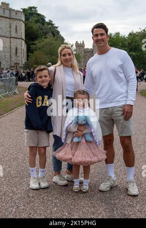 Windsor, Großbritannien. 15.. September 2022. Die kleine Isabella Stephenson im Alter von 4 Jahren trug ihr helles Prinzessinnen-Outfit, um Blumen in Erinnerung an Ihre Majestät, die Königin, auf dem langen Spaziergang in Windsor an diesem Abend zu hinterlassen. Quelle: Maureen McLean/Alamy Live News Stockfoto