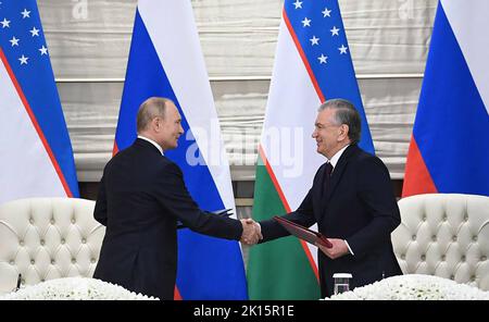 Samarkand, Usbekistan. 15. September 2022. Der russische Präsident Wladimir Putin (L) trifft sich mit dem usbekischen Präsidenten Shavkat Mirziyoyev während des Gipfels der Shanghai Cooperation Organization (SCO) am Donnerstag, dem 15. September 2022 in Samarkand, Usbekistan. Foto vom Büro des usbekischen Ratsvorsitzes/UPI Credit: UPI/Alamy Live News Stockfoto