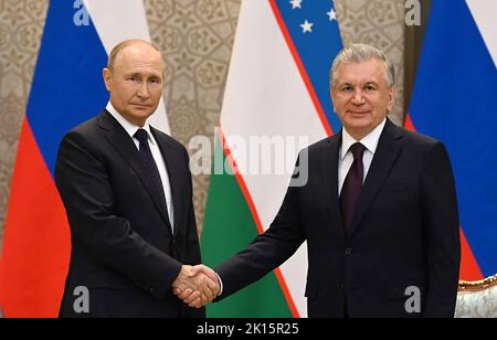 Samarkand, Usbekistan. 15. September 2022. Der russische Präsident Wladimir Putin (L) trifft sich mit dem usbekischen Präsidenten Shavkat Mirziyoyev während des Gipfels der Shanghai Cooperation Organization (SCO) am Donnerstag, dem 15. September 2022 in Samarkand, Usbekistan. Foto vom Büro des usbekischen Ratsvorsitzes/UPI Credit: UPI/Alamy Live News Stockfoto