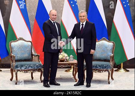 Samarkand, Usbekistan. 15. September 2022. Der russische Präsident Wladimir Putin (L) trifft sich mit dem usbekischen Präsidenten Shavkat Mirziyoyev während des Gipfels der Shanghai Cooperation Organization (SCO) am Donnerstag, dem 15. September 2022 in Samarkand, Usbekistan. Foto vom Büro des usbekischen Ratsvorsitzes/UPI Credit: UPI/Alamy Live News Stockfoto