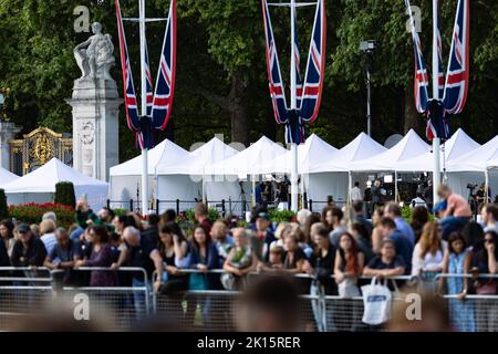 Menschen und Presse versammeln sich vor dem Buckingham Palace, um ihren Respekt zu zollen und über den Tod von Königin Elizabeth II zu berichten Stockfoto