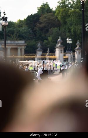 Polizeibeamter, der vor dem Buckingham Palace steht und die Öffentlichkeit und den Palast wenige Tage nach dem Tod von Königin Elizabeth II. Schützt Stockfoto