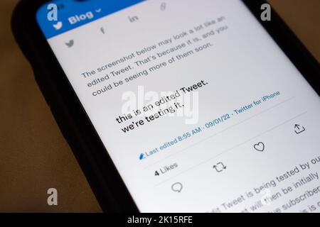 „Dies ist ein bearbeiteter Tweet, den wir testen.“ aus Twitter offiziellen Blog-Post. Twitter gab bekannt, dass die Option „Tweets bearbeiten“ getestet wird Stockfoto