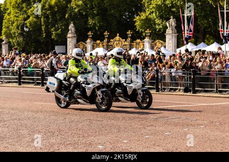 Camila - die Königin Consort wird eskortiert, als sie aus dem Buckingham Palace herausfährt und die Mall ein paar Tage nach dem Tod von Königin Elizabeth II. Hinauffährt. Stockfoto