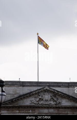 Die Royal Standard Flag fliegt über den Buckingham Palace für den neuen König Charles III. Stockfoto