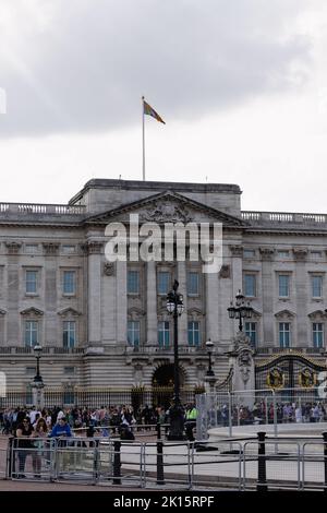 Menschen, die nach ihrem verstorben am 8.. September 2022 im Buckingham Palace ihrer Majestät Königin Elizabeth II. Ihren Respekt zollen. Stockfoto