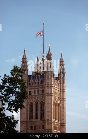 Britische Flagge, die für ihre Majestät Königin Elizabeth II., die am 8.. September 2022 starb, einen halben Mast über den Houses of Parliament, Westminster, London fliegt. Stockfoto