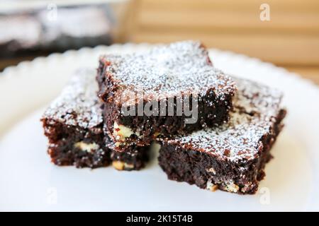 Hausgemachter Brownie-Stapel, bedeckt mit Puderzucker Stockfoto