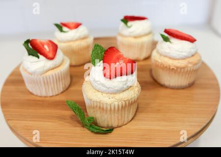 Hausgemachter Angel Food Cake mit Erdbeeren und Minze Stockfoto